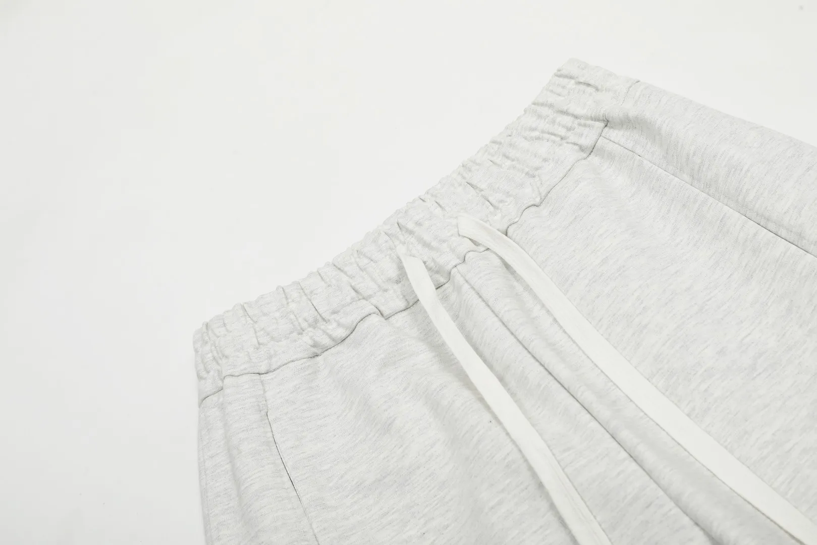 🅿️250 "Top quality" Style number: T7002# [Ralph Lauren solid color pony embroidered logo simple casual wide-leg trousers] ✅Ralph Lauren classic basic versatile unisex wide-leg spliced couple straight trousers ✅Brocade and cotton Roman cloth splicing technology ✅The version is restored to the original single The maximum size can be worn up to 170 pounds Loose, comfortable and stress-free ✅The upper body is simple and easy to match ootd must-have Good-looking clothes are never chosen by anyone. A must-have in couples’ wardrobes. Size: S-XL. Color: floral gray, black, yellow, and fruit green.